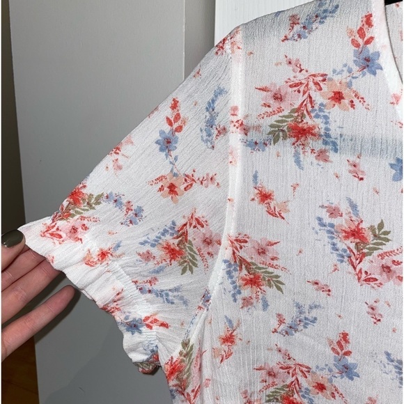 🖤 Floral Blouse with Ruched Front 🖤 - Picture 4 of 5